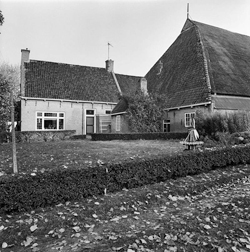 Foto: zijgevel woongedeelte en voorgevel romp - sexbierum - 20199405 - rce | Door: A.J. (Ton) van der Wal - Ton van der Wal - Dutch photographer Working for the Rijksdienst voor het Cultureel Erfgoed. - November 1978 | Licentie: CC-BY-SA-3.0-NL (wiki)